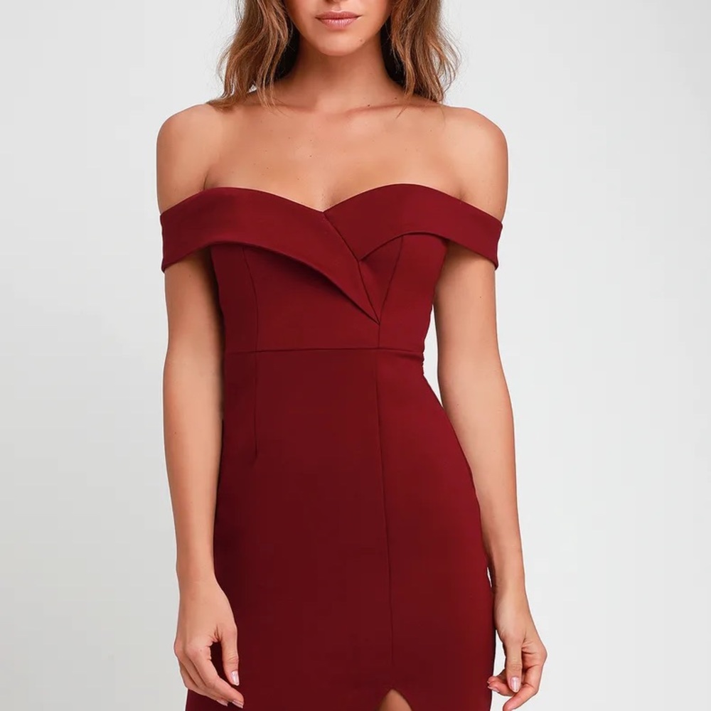 Burgundy off shoulder bodycon dress.